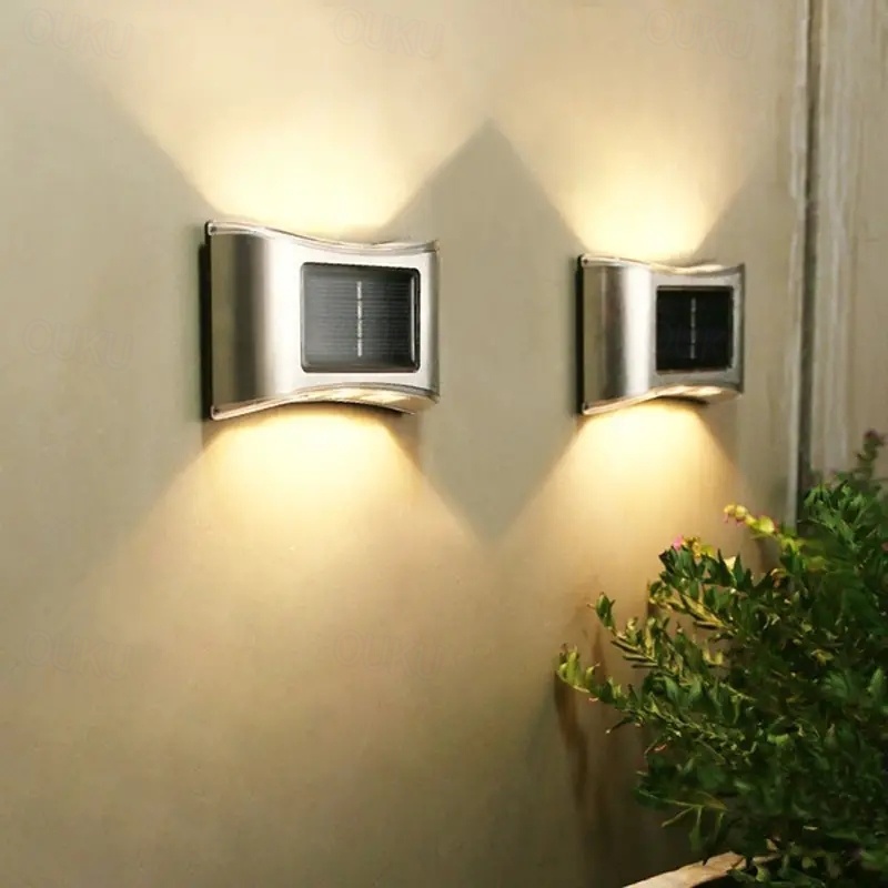 Lampada da parete solare da 2 pezzi Luci su e giù per esterni Luce solare per illuminazione a LED Lampada da parete impermeabile (Bianco caldo) | Leroy Merlin