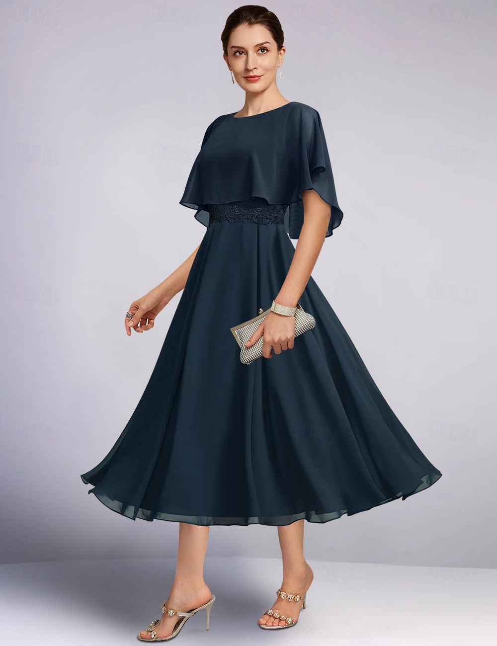 Abito da sposa elegante con scollo dritto e gonna ampia in mikado