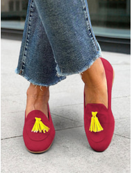 mocasini de dama roz cu imprimeu leopard cu ciucuri galben – pantofi indrazneti si eleganti pentru un look trendy.