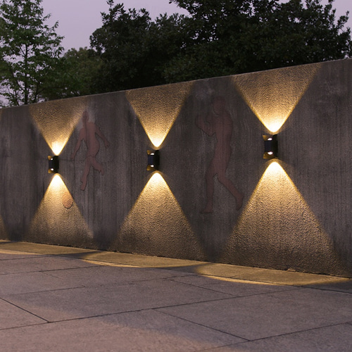 Lampada Solare LED Da Parete Per Esterno – 2 Luci, Moderna, Waterproof E A Risparmio Energetico, Per Giardino E Recinzione