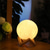 abordables Veilleuses pour chambre d&#039;enfant-Lampe de lune 3d 16 couleurs changent galaxie lune led veilleuse télécommande usb&amp;amp;cadeaux de contrôle tactile pour filles garçons enfants femmes anniversaire