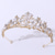 olcso Tiaras &amp; Crown-korona tiaras fejpántok fejdísz utánzat gyöngy strasszos esküvői parti / esti retro édes műgyöngykristállyal / strasszos fejfedős fejfedő ruha, hogy lenyűgözze 2025