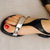 abordables Sandalias Planas-Sandalias informales de verano para mujer: ideales para el uso diario, con una suela cómoda y un elegante diseño en negro y plateado.