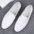 abordables Mocasines casuales-Mocasines blancos de piel sintética para hombre: zapatos de conducción informales sin cordones para uso profesional y de verano.