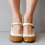 abordables Años 1920 &amp; Era Gatsby-Tacones Mary Jane marrón claro y blanco de mujer con hebilla decorativa y detalles de tachuelas perfectos para eventos y ocasiones especiales inspirados en el Gatsby vintage