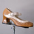 abordables Años 1920 &amp; Era Gatsby-Tacones Mary Jane marrón claro y blanco de mujer con hebilla decorativa y detalles de tachuelas perfectos para eventos y ocasiones especiales inspirados en el Gatsby vintage