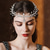 Χαμηλού Κόστους Αξεσουάρ Styling μαλλιών-Crown Tiaras Κεφαλές Τεμάχια Κεφαλής Στρας Κράμα Γάμου κοκτέιλ Πολυτέλεια Ρετρό Με Τεχνητό διαμάντι Κρυστάλλινη λεπτομέρεια Ακουστικό Καπέλα