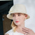 billige Partyhatter-hatter fiber bowler / cloche hatt bøtte hatt floppy hatt bryllup teselskap elegant bryllup med bowknot hodeplagg hodeplagg