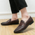 preiswerte Halbformell-braune Pennyloafer aus Kunstleder für Herren mit gewebtem Obermaterial und Gummisohle – bequem und stilvoll für Business-Casual- oder Smart-Casual-Outfits