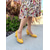billige 1950-talls retro-gule vintage-inspirerte kvinners hæler med brogue-detaljer, chunky hæl og slip-on design, perfekt for arbeidsklær og spesielle anledninger