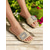 billiga Slide Sandaler-kvinnors vävda stråtofflor med kristallspännedetaljer – eleganta och bekväma platta sandaler för sommarsemester, stranddagar och avslappnade utflykter