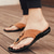 abordables Sandalias de Vacaciones-Chanclas contemporáneas de piel sintética color tostado para hombre con doble corte y correas ajustables: calzado versátil para la comodidad diaria.