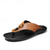 abordables Sandalias de Vacaciones-Chanclas contemporáneas de piel sintética color tostado para hombre con doble corte y correas ajustables: calzado versátil para la comodidad diaria.