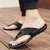 abordables Sandalias de Vacaciones-Chanclas contemporáneas de piel sintética color tostado para hombre con doble corte y correas ajustables: calzado versátil para la comodidad diaria.