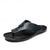 abordables Sandalias de Vacaciones-Chanclas contemporáneas de piel sintética color tostado para hombre con doble corte y correas ajustables: calzado versátil para la comodidad diaria.