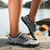 billige Uformelle joggesko-barfotsneakers for menn - livlig rød, robust såle, blonderfri design - perfekt for fotturer og utendørseventyr