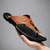 abordables Sandalias de Vacaciones-Chanclas contemporáneas de piel sintética color tostado para hombre con doble corte y correas ajustables: calzado versátil para la comodidad diaria.