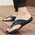 abordables Sandalias de Vacaciones-Chanclas contemporáneas de piel sintética color tostado para hombre con doble corte y correas ajustables: calzado versátil para la comodidad diaria.