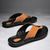 abordables Sandalias de Vacaciones-Chanclas contemporáneas de piel sintética color tostado para hombre con doble corte y correas ajustables: calzado versátil para la comodidad diaria.