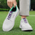 お買い得  メンズゴルフシューズ-赤いアクセントが付いたメンズのクラシックなホワイトゴルフスニーカー。穴あきデザイン、快適なフィット感。カジュアルゴルファーに最適。
