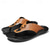 abordables Sandalias de Vacaciones-Chanclas contemporáneas de piel sintética color tostado para hombre con doble corte y correas ajustables: calzado versátil para la comodidad diaria.