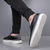 abordables Chaussures Décontractées Slip-On-Baskets blanches à enfiler pour homme avec détails en PU – chaussures légères et tendance pour le streetwear, les voyages et les tenues décontractées