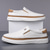 abordables Chaussures Décontractées Slip-On-Baskets blanches à enfiler pour homme avec détails en PU – chaussures légères et tendance pour le streetwear, les voyages et les tenues décontractées