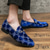 abordables Mocasines-Mocasines de terciopelo azul bordado con detalle metálico para hombre: elegantes zapatos de fiesta de graduación.