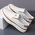 abordables Chaussures Décontractées Slip-On-Baskets blanches à enfiler pour homme avec détails en PU – chaussures légères et tendance pour le streetwear, les voyages et les tenues décontractées