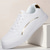 billiga Vardagssneakers-vita sneakers för män - konstlädermaterial med gulddetaljer, snygg design för dagligt bruk och vardagliga evenemang