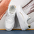 billiga Vardagssneakers-vita sneakers för män - konstlädermaterial med gulddetaljer, snygg design för dagligt bruk och vardagliga evenemang