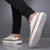 abordables Chaussures Décontractées Slip-On-Baskets blanches à enfiler pour homme avec détails en PU – chaussures légères et tendance pour le streetwear, les voyages et les tenues décontractées