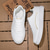 billiga Vardagssneakers-vita sneakers för män - konstlädermaterial med gulddetaljer, snygg design för dagligt bruk och vardagliga evenemang