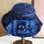billiga Partyhatt-Bredbrättad spetsfascinator Kentucky Derbyhatt för damer Tea Party-fascinatorkeps Kyrka bröllopskeps med blomma