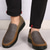preiswerte Slipper Schuhe-Braune Slip-On Mesh-Sneaker für Herren – bequeme, atmungsaktive Freizeitschuhe mit elastischer Passform für den Alltag