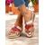 billige Ferietøfler-Røde og beige kile-sandaler til dame – komfortable slip-on-sko med åpen tå og dekorative stropper for sommerutflukter, strand og fritidsklær