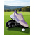 billige Kvinnegolf sko-Lilla golfsko for kvinner med polstrede innleggssåler – moderne og støttende sportssko for kvinnelige golfere på fairways og greener