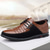 economico Scarpe Casual con Lacci-Sneakers da uomo in similpelle nere e bianche dal design sportivo: calzature comode e alla moda per giornate casual, viaggi e gite del fine settimana