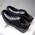 economico Scarpe Casual con Lacci-Sneakers da uomo in similpelle nere e bianche dal design sportivo: calzature comode e alla moda per giornate casual, viaggi e gite del fine settimana