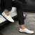 billiga Slip-On vardagsskor-Vita perforerade slip-on-skor för män, andningsbara och bekväma, avslappnade loafers, perfekta för sommarresor och vardagsbruk
