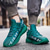 preiswerte Herren Laufschuhe-Grüne Herren-Laufschuhe mit auffälligem Schriftzug – bequem, leicht, ideal zum Laufen, fürs Fitnessstudio und für einen aktiven Lebensstil.