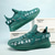 preiswerte Herren Laufschuhe-Grüne Herren-Laufschuhe mit auffälligem Schriftzug – bequem, leicht, ideal zum Laufen, fürs Fitnessstudio und für einen aktiven Lebensstil.