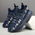 preiswerte Herren Laufschuhe-Grüne Herren-Laufschuhe mit auffälligem Schriftzug – bequem, leicht, ideal zum Laufen, fürs Fitnessstudio und für einen aktiven Lebensstil.