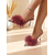abordables Sabots et mules femme-Escarpins à bride arrière en satin bordeaux pour femme avec détails en plumes - des escarpins glamour à bout pointu pour les cocktails et les soirées