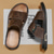 ieftine Sandale de vacanță-Sandale slip-on maro pentru bărbați, cu decupaje, din piele ecologică moale, de vară, pentru confort în interior, treburi de weekend și utilizare casual în aer liber