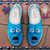 billiga Slip-On vardagsskor-Blåa slip-on-sneakers i ventilerande mesh med roligt tecknat ansiktstryck för män – lätta, avslappnade sportskor för promenader, resor och vardagsbruk
