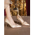 preiswerte Braut-Weiße Satin-Pumps mit spitzer Zehenpartie und hohem Absatz für Damen mit Rüschen und Kristallkettenverzierung – elegante Brautschuhe für Hochzeiten und formelle Anlässe