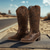 voordelige Cowboy &amp; Western Boots-Bruine leren western cowboylaarzen voor dames met ingewikkeld bloemenreliëf en blokhakken, stijlvolle schoenen voor in de stad