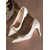 preiswerte Braut-Weiße Satin-Pumps mit spitzer Zehenpartie und hohem Absatz für Damen mit Rüschen und Kristallkettenverzierung – elegante Brautschuhe für Hochzeiten und formelle Anlässe