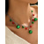 abordables Collier pour femme-Collier de Noël en alliage pour femme avec cloches rouges et vertes, ornement de flocon de neige, parfait pour la mode des fêtes et les cadeaux festifs